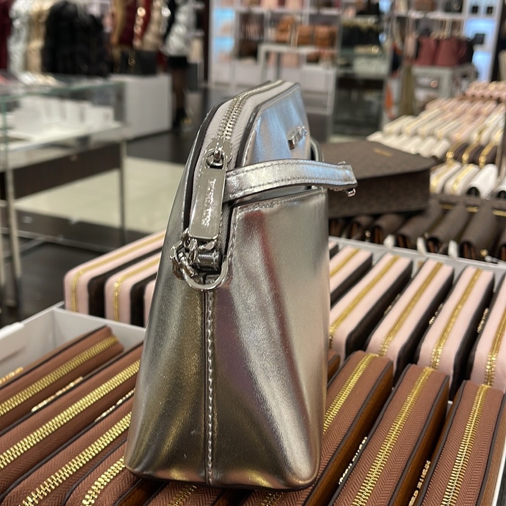 MICHAEL KORS Jet Set Medium Logo Dome Satchel
Silver XCROSS XBODY - Picture 14 of 16